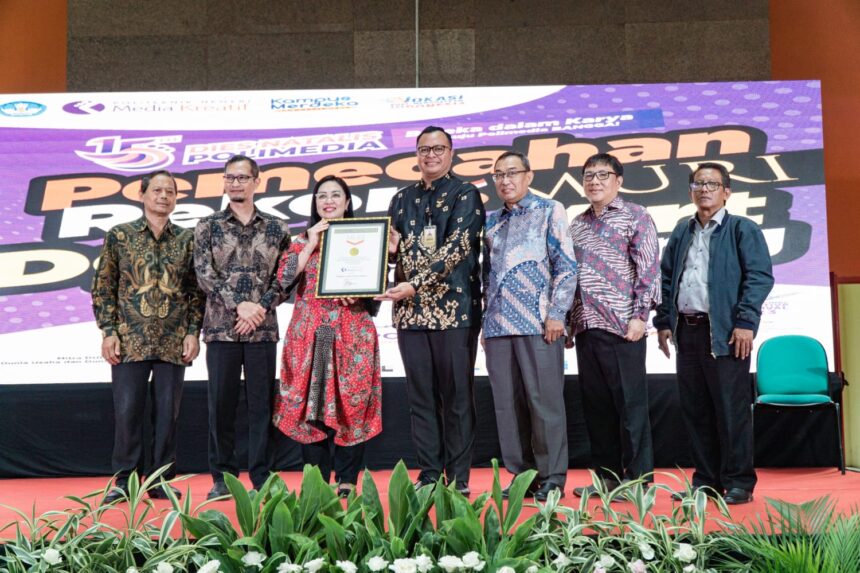 MURI mencatatkan rekor doodle art terpanjang kepada kampus Polimedia Jakarta