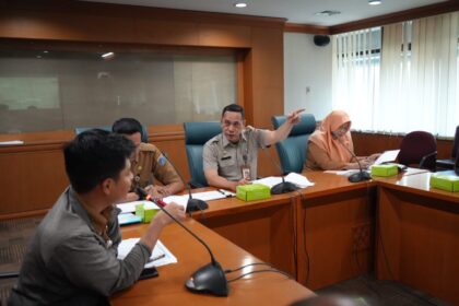 Plt Asisten Perekonomian Pembangunan dan Lingkungan Hidup Sekretariat Kota Jakarta Timur, Eka Darmawan, memimpin rapat koordinasi membahas pelaksanaan pembangunan saluran, saluran penghubung dan kelengkapannya melalui sistem e-katalog tahap V Tahun Anggaran 2023, di Ruang Rapat IV, Lantai 2, Blok A, Kantor Walikota Jakarta Timur, Selasa (10/10).