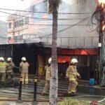 Sejumlah petugas Damkar Jakarta Timur (Jaktim) melakukan pemadaman api yang melumat sebuah rumah makan di Jalan Perserikatan, Kelurahan Rawamangun, Kecamatan Pulogadung, Selasa (10/10) pagi tadi.