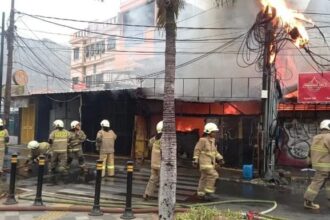 Sejumlah petugas Damkar Jakarta Timur (Jaktim) melakukan pemadaman api yang melumat sebuah rumah makan di Jalan Perserikatan, Kelurahan Rawamangun, Kecamatan Pulogadung, Selasa (10/10) pagi tadi.