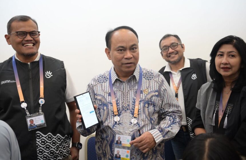 Menteri Komunikasi dan Informatika Republik Indonesia Budi Arie Setiadi (tengah) didampingi senior leaders TelkomGroup meninjau Mini Network Operation Center Telkom di area Media Center KTT AIS 2023 Forum, Bali Nusa Dua Convention Center, Selasa (10/10). Menkominfo melakukan pengecekan kecepatan (speed test) akses internet Telkom di sekitar venue utama dan media center. Foto: Telkom Indonesia