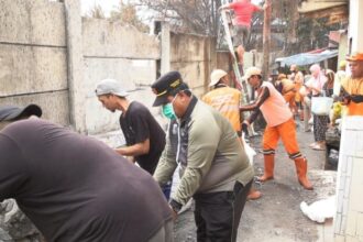 Sejumlah petugas gabungan gotong royong membersihkan di lokasi bekas kebakaran di Jl. Jatayu 1, RW 05, Kelurahan Kebayoran Lama Utara, Kecamatan Kebayoran Lama, Jakarta Selatan, Rabu (11/10). Foto: Ist