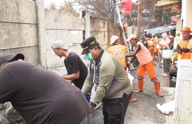 Sejumlah petugas gabungan gotong royong membersihkan di lokasi bekas kebakaran di Jl. Jatayu 1, RW 05, Kelurahan Kebayoran Lama Utara, Kecamatan Kebayoran Lama, Jakarta Selatan, Rabu (11/10). Foto: Ist