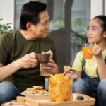 Orang tua mengedukasi kepada anak agar selalu mengkonsumsi makanan bergizi dan minuman menyehatkan serta membantu pengembangan potensi dalam diri si buah hati.