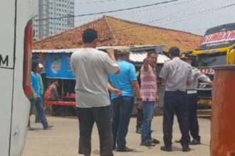 Suasana memanas hingga adu mulut terjadi antara pengurus bus Antar Kota Antar Provinsi (AKAP) dengan sopir Jaklingko di Terminal Lintasan Lebak Bulus, Kebayoran Lama, Jakarta Selatan, Kamis (12/10) siang. Foto: Joesvicar Iqbal/ipol.id