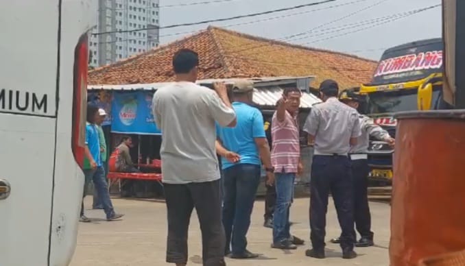 Suasana memanas hingga adu mulut terjadi antara pengurus bus Antar Kota Antar Provinsi (AKAP) dengan sopir Jaklingko di Terminal Lintasan Lebak Bulus, Kebayoran Lama, Jakarta Selatan, Kamis (12/10) siang. Foto: Joesvicar Iqbal/ipol.id