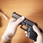 Ilustrasi - Aparat kepolisian mengamankan senjata air gun yang diduga dibuang komplotan begal di kawasan Duren Sawit, Jakarta Timur. Foto: Freepik