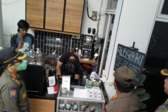 Aparat Satuan Polisi Pamong Praja (Satpol PP) Kecamatan Ciracas, Jakarta Timur, mengamankan ratusan obat-obatan terlarang di Jalan Kelapa Dua Wetan dan kafe di Jalan Raya PKP, pelanggar Perda DKI Jakarta Nomor 8 Tahun 2007 tentang Ketertiban Umum, Kamis (12/10). Foto: Ist