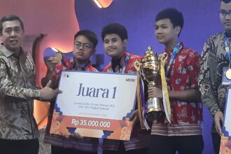 Kepala Suku Dinas Kebudayaan Kota Administrasi Jakarta Timur, Berkah Shadaya memberikan piala kepada para peserta juara 1 Lomba Cerdas Cermat Museum (LCCM) Tingkat Nasional 2023 diraih pelajar SMPN 255 Jakarta Timur mewakili Provinsi DKI Jakarta, Jumat (13/10). Foto: Ist