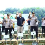 Kadiv Humas Polri, Irjen Pol Shandi Nugroho dan jajaran usai melakukan penanaman pohon mangrove di Taman Wisata Muara Angke, Jakarta Utara, Jumat (13/10). Foto: Ist