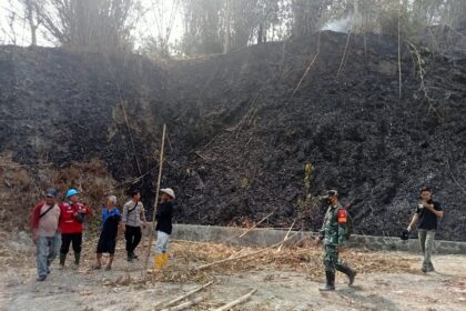 Kondisi lahan terbakar di Desa Bantarpanjang, Kecamatan Cimanggu, Kabupaten Cilacap, Jawa Tengah pada Jumat (13/10), kini berhasil dipadamkan tim gabungan.