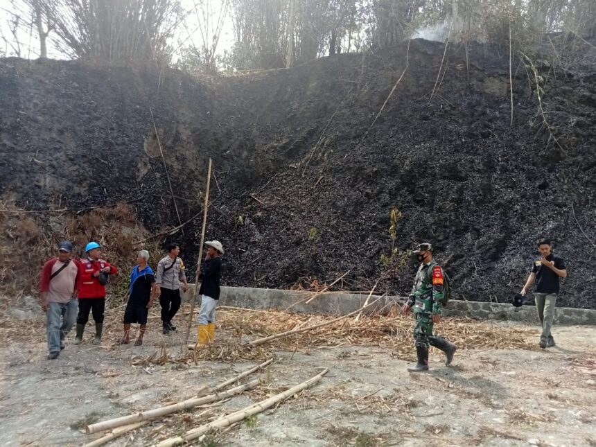 Kondisi lahan terbakar di Desa Bantarpanjang, Kecamatan Cimanggu, Kabupaten Cilacap, Jawa Tengah pada Jumat (13/10), kini berhasil dipadamkan tim gabungan.