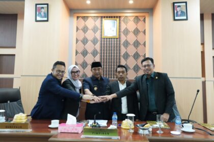 Pj Gub Sulsel, Bahtiar Baharuddin ( tengah ) bersama pimpinan sejumlah fraksi di DPRD Sulsel.