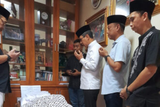 PJ gubernur DKI Jakarta, Heru Budi Hartono saat bertakziah di kediaman almarhum Gembong Warsono. Foto: Dok/Pemprov