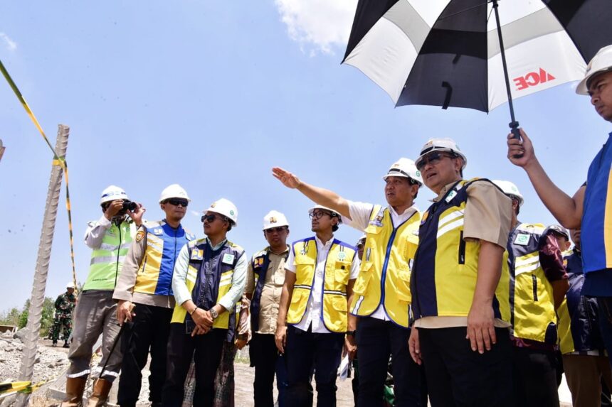 Penjabat Gubernur Sulsel, Bahtiar Baharuddin, mendorong pemanfaatan lahan tidur di sekitar Bendungan Pamukkulu, Desa Kale Ko'mara, Kecamatan Polongbangkeng Utara, Kabupaten Takalar. Foto/IST