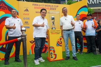 Suasana ajang Trophy Experience Piala Dunia U-17 2023 Jakarta pecah. Lautan manusia memenuhi area Bundaran Hotel Indonesia, Jakarta, Minggu (15/10/2023) pagi. Ketua Umum PSSI, Erick Thohir, jadi rebutan foto bareng masyarakat ibu kota. Foto/panitia U-17