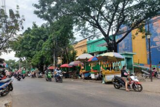 Pasar Ciracas, Jakarta Timur saat ini tengah memberlakukan tarif parkir maksimal untuk kendaraan yang belum lolos uji emisi gas buang, Senin (16/10). Foto: Dok/ipol.id