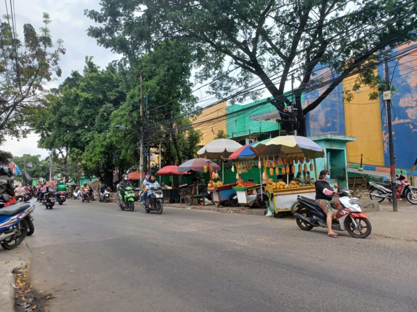 Pasar Ciracas, Jakarta Timur saat ini tengah memberlakukan tarif parkir maksimal untuk kendaraan yang belum lolos uji emisi gas buang, Senin (16/10). Foto: Dok/ipol.id