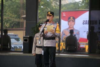 Kepala Divisi Humas Polri, Irjen Pol Shandi Nugroho saat memimpin apel gelar pasukan kesiapan Satgas Humas Ops Mantap Brata 2023, Senin (16/10).