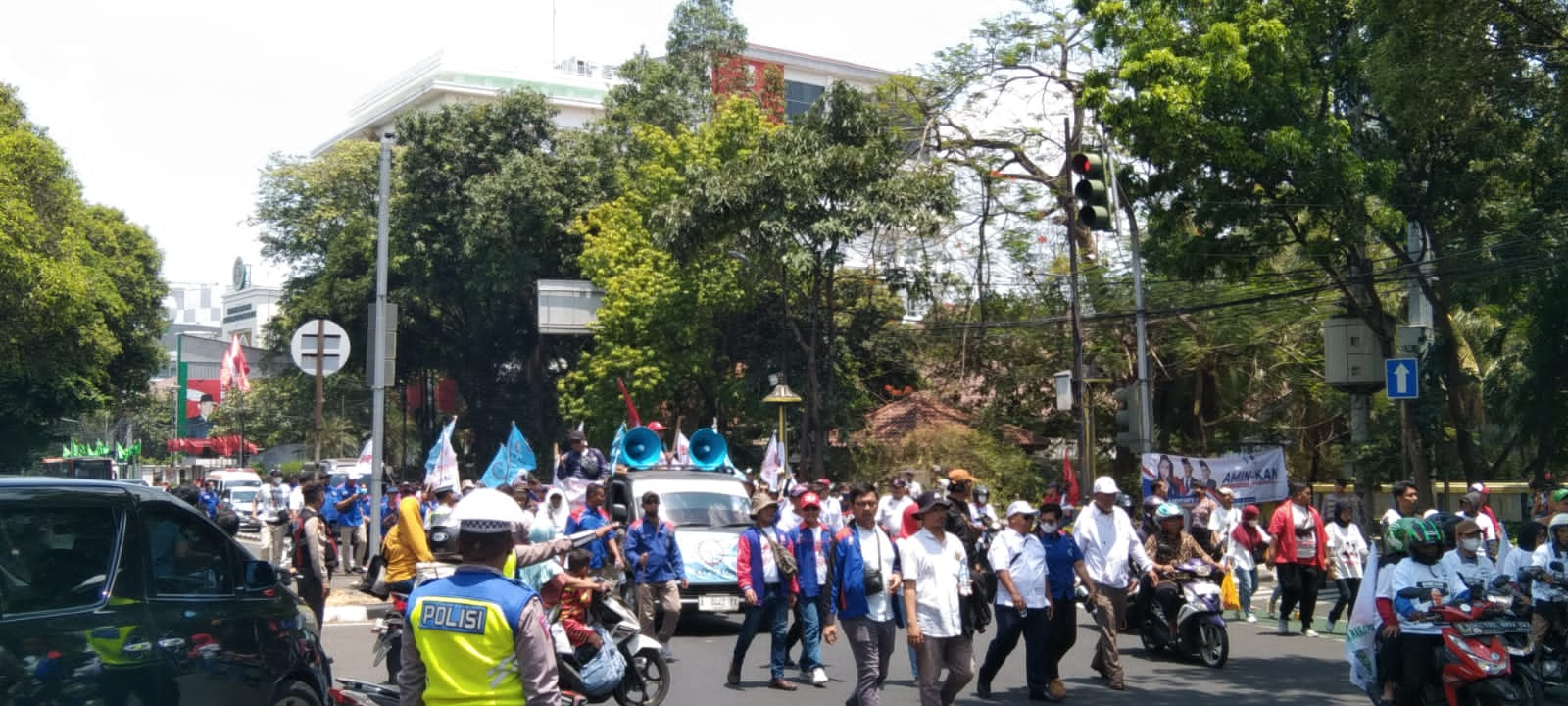 Masa Pendukung Ganjar-Mahfud Mulai Bergerak Dari Tugu Proklamasi Ke KPU ...