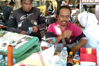 Pedagang minuman di kawasan KPU RI, Selamet.(foto Sofian/ipol.id)