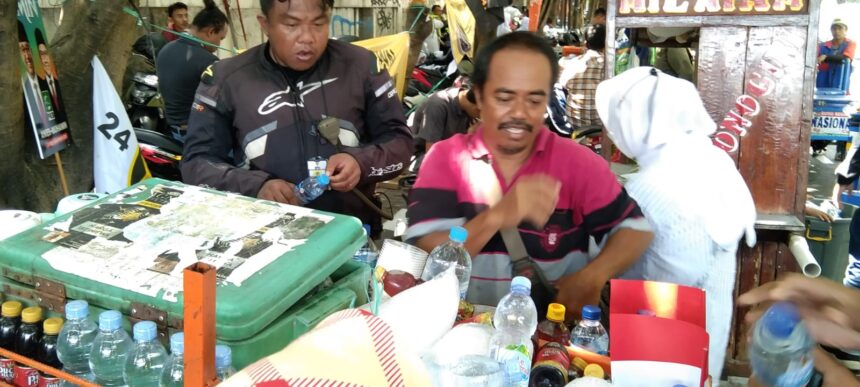 Pedagang minuman di kawasan KPU RI, Selamet.(foto Sofian/ipol.id)