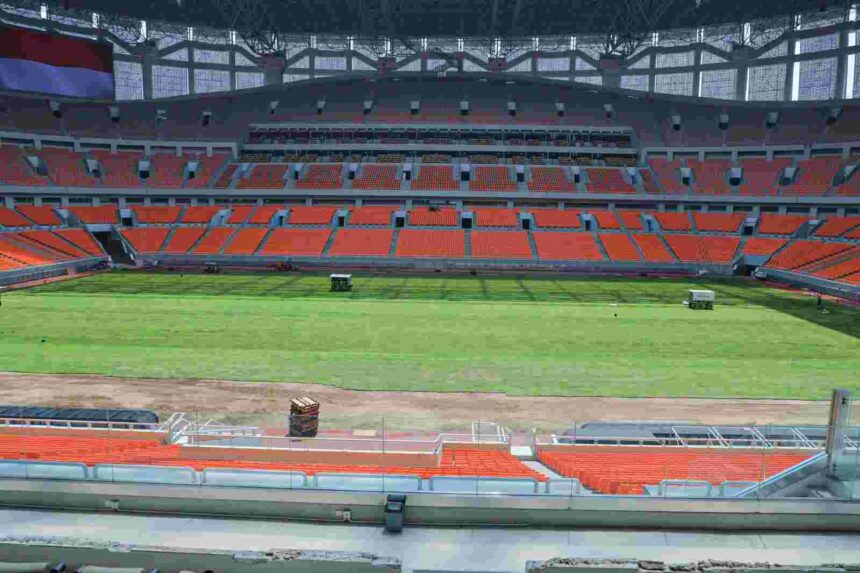 Lapangan JIS yang saat ini sedang dilakukan pengecekan untuk kesiapan gelaran piala dunia U-17.(foto dok pemprov)