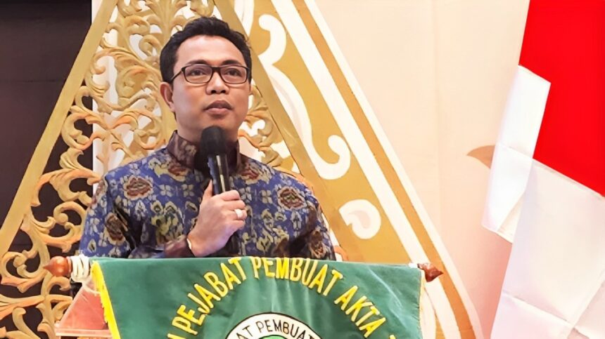 Kepala Seksi Penetapan Hak dan Pendaftaran Riyanto S. Tosse mewakili Kepala BPN Kota Depok Indra Gunawan saat menyampaikan sambutan dalam HUT IPPAT ke-36 wilayah Kota Depok, di Margo Hotel, Kamis 19 Oktober 2023.