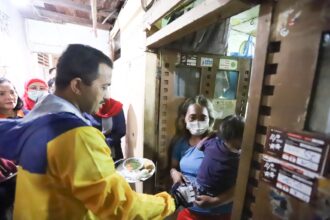 Wali Kota Jakarta Timur, M. Anwar (jaket kuning) mengunjungi rumah warga Fitri Nurhayati dan memberikan langsung Pemberian Makanan Tambahan (PMT) kepada anak terindikasi stunting di Jalan Kesatria X, Kelurahan Kebon Manggis, Kecamatan Matraman, Jumat (20/10).