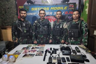 Satgas Pamtas Mobile Yonif 300 mengamankan barang bukti dari tangan anggota KST berupa Drone, HT dan sejumlah barang bukti lainnya. Foto: TNI AD