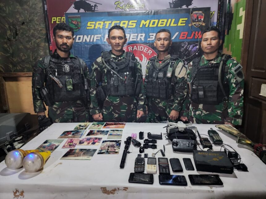 Satgas Pamtas Mobile Yonif 300 mengamankan barang bukti dari tangan anggota KST berupa Drone, HT dan sejumlah barang bukti lainnya. Foto: TNI AD