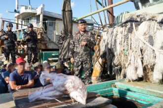 Direktur Jenderal Pengawasan Sumber Daya Kelautan dan Perikanan (PSDKP), Laksda TNI Adin Nurawaluddin, meninjau Kapal Ikan Asing (KIA) berbendera Malaysia bernama KM PKFB 1032 yang tertangkap melakukan illegal fishing di WPPNRI 571 Selat Malaka.