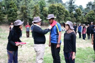 Pict. Saat Asisten Deputi Bidang Kepeloporan Pemuda, Kemenpora RI. Drs. Tb. Zainal Aminin MPd.M.Si Memberikan Simbolis Kepada Relawan Collabs Rangers Tangap Bencana Di Bogor Jawabarat