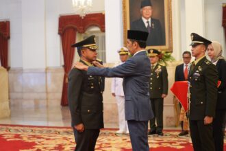 Jenderal TNI Agus Subiyanto saat dilantik sebagai Kepala Staf Angkatan Darat (Kasad) oleh Presiden RI Joko Widodo di Istana Negara, Jakarta, Rabu (25/10). Foto: Dispenad