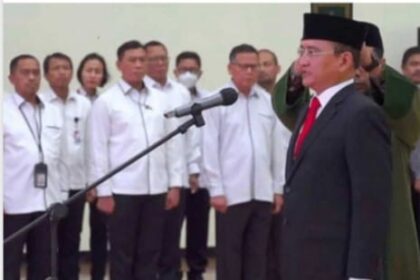 Bima Suprayoga saat dilantik dan diambil sumpah sebagai Dirtut KPK.