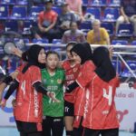 Juara bertahan putri, Jabar dan tuan rumah DKI Jakarta berhasil menjadi juara pul masing-masing-masing, usai mengalahkan lawan-lawannya Kejurnas Bolavoli Indoor Babak Kualifikasi PON XXI/2024 di GOR Bulungan Jaksel, Rabu (25/10/2023). Foto/PBVSI DKI