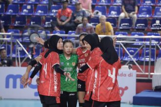 Juara bertahan putri, Jabar dan tuan rumah DKI Jakarta berhasil menjadi juara pul masing-masing-masing, usai mengalahkan lawan-lawannya Kejurnas Bolavoli Indoor Babak Kualifikasi PON XXI/2024 di GOR Bulungan Jaksel, Rabu (25/10/2023). Foto/PBVSI DKI