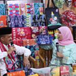 Wali Kota Jakarta Timur, M. Anwar saat live shoping Jumat Beli Lokal (JBL) di Galeri Dekranasda, Blok A, Kantor Walikota Jakarta Timur, Jumat (27/10).
