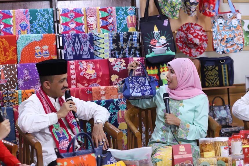 Wali Kota Jakarta Timur, M. Anwar saat live shoping Jumat Beli Lokal (JBL) di Galeri Dekranasda, Blok A, Kantor Walikota Jakarta Timur, Jumat (27/10).