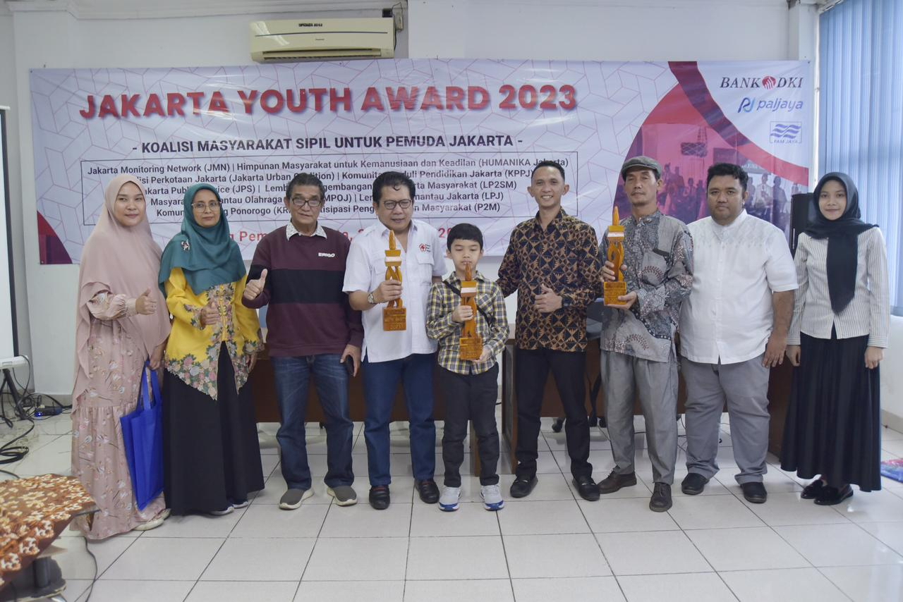 Pendiri Bale Buku Jakarta Fajar Alvarisi bersama pnerima penghargaan Jakarta Youth Award 2023. (istimewa)