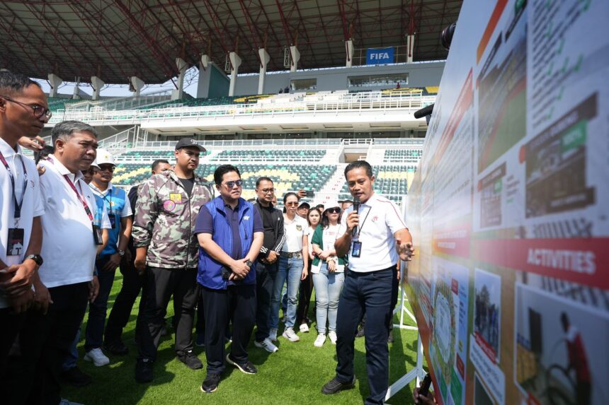 Ketua Umum PSSI, Erick Thohir pada Minggu ((29/10/2023) pagi melakukan peninjauan Stadion Gelora Bung Tomo (GBT), Surabaya. Ia menyebut stadion ini mendapat dua jempol dari pihak FIFA menyangkut kualitas lapangan di semua venue Piala Dunia U-17 2023. Foto/pssi