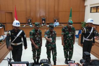 Tiga oknum anggota yakni Praka Riswandi Malik, Praka Heri Sandi, dan Praka Jasmowir dihadirkan di Pengadilan Militer II-08 Jakarta pada Senin (30/10). Ketiganya didakwa pasal kombinasi, yaitu terkait pembunuhan berencana, penganiayaan, dan penculikan. Foto: Ist