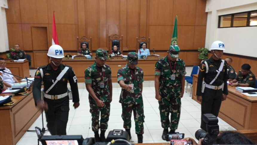 Tiga oknum anggota yakni Praka Riswandi Malik, Praka Heri Sandi, dan Praka Jasmowir dihadirkan di Pengadilan Militer II-08 Jakarta pada Senin (30/10). Ketiganya didakwa pasal kombinasi, yaitu terkait pembunuhan berencana, penganiayaan, dan penculikan. Foto: Ist