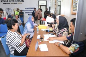 Caption: Kantor Pertanahan Kota Depok menggelar musyawarah bentuk dan penyampaian nilai ganti rugi untuk pengadaan tanah jalan tol Depok-Antasari (Desari) Kelurahan Cipayung, Kecamatan Cipayung, Kota Depok, pada Jumat, 27 Oktober 2023. (Foto: BPN Kota Depok)