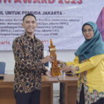 Pendiri Bale Buku Jakarta Fajar Alvarisi menerima penghargaan Jakarta Youth Award 2023. (istimewa)
