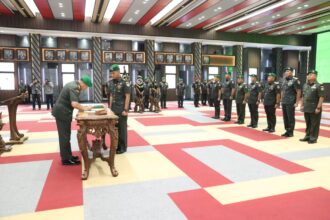 Kepala Staf Angkatan Darat (Kasad) Jenderal Agus Subianto memimpin serah terima jabatan (sertijab) sejumlah jabatan strategis di lingkungan TNI AD, Jakarta, Selasa (31/10). Foto: Dispenad