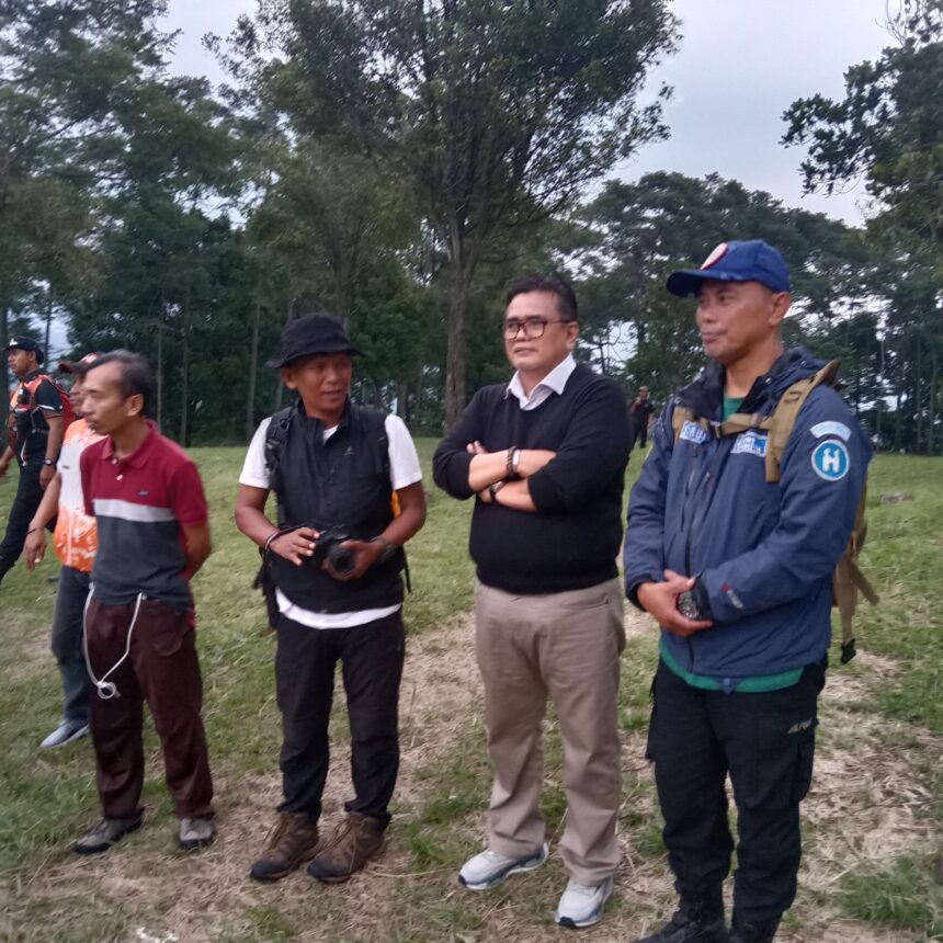 Asisten Deputi Bidang Kepeloporan Pemuda, Drs. Tb. Zainal Aminin MPd.M.Si saat sambutan pembukaan Collabs Rangers di Curug Seribu Bogor. Foto/ipol