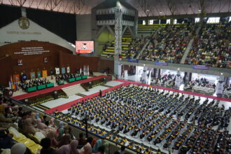Sebanyak 1.947 lulusan PNJ melakukan wisuda di Balairung UI Depok, Sebanyak 62 persen di antaranya lulus dengan predikat cumlaude.