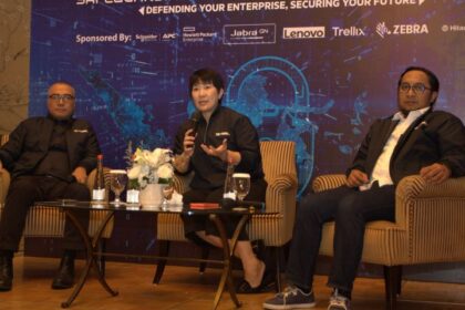 (Ki-ka) Hans Tanit, Country Manager Trellix, Mulia Dewi Karnadi, Country Chief Executive Indonesia, Ingram Micro, dan Rio Rinaldi, Head of Cyber Security Ingram Micro Indonesia. Foto: Ist