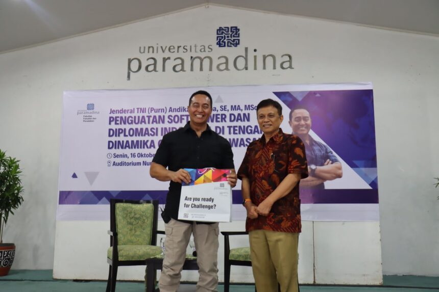 Jenderal TNI (Purn) Andika Perkasa saat memberi pandangannya dalam kuliah umum di Universitas Paramadina.